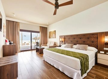 Double room with direct beach access