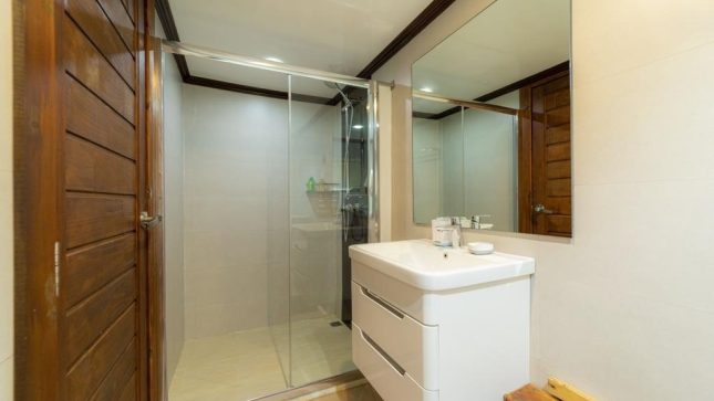 M/V BLUE - Bathroom