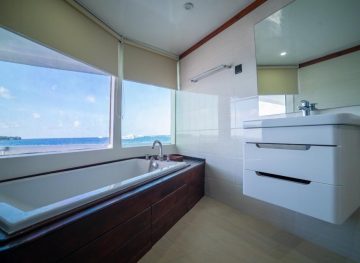 M/V BLUE - Bathroom