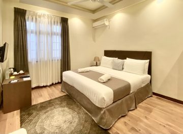 Deluxe Double or Twin Bedroom